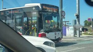 Drama in Favoriten: PKW kracht in Wiener Linien-Bus – vier Verletzte nach Notbremsung!