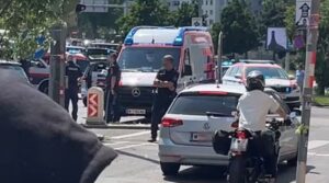 Drama am Gürtel: Polizeiwagen kollidiert mit E-Scooter – Schwerverletzter und Verkehrschaos!