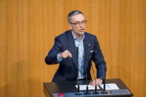 Kickl vs. Babler: Der Faktencheck zum Spritpreis-Zoff