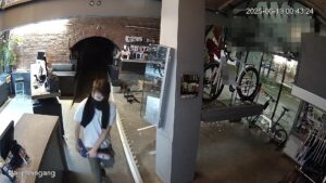 Polizei sucht Verdächtigen nach Geschäftseinbruch